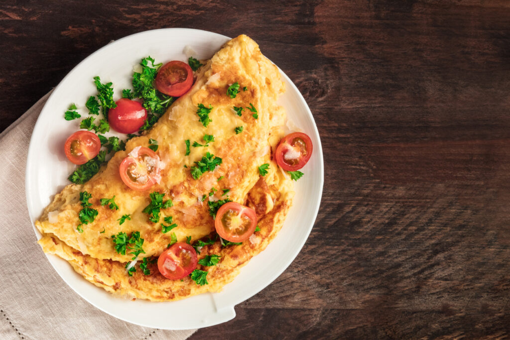 egg omelet with tomatoes and parsley. Protein sources for building muscle
